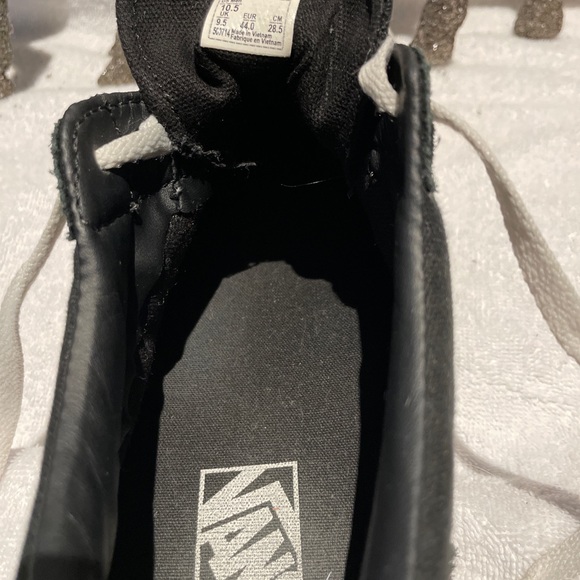 VANS OLD SCHOOL BLACK AND WHITE SIZE 10.5 - hardly used.. soles have no wear! - Picture 5 of 11